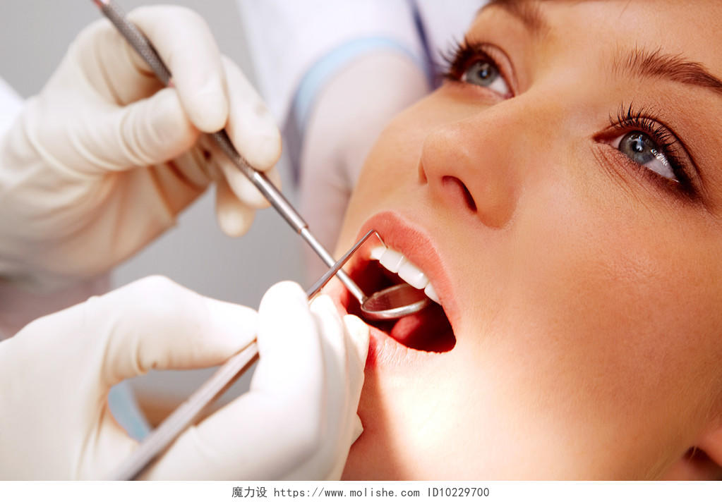 牙科医生检查女病人的牙齿口腔牙科口腔牙齿美白